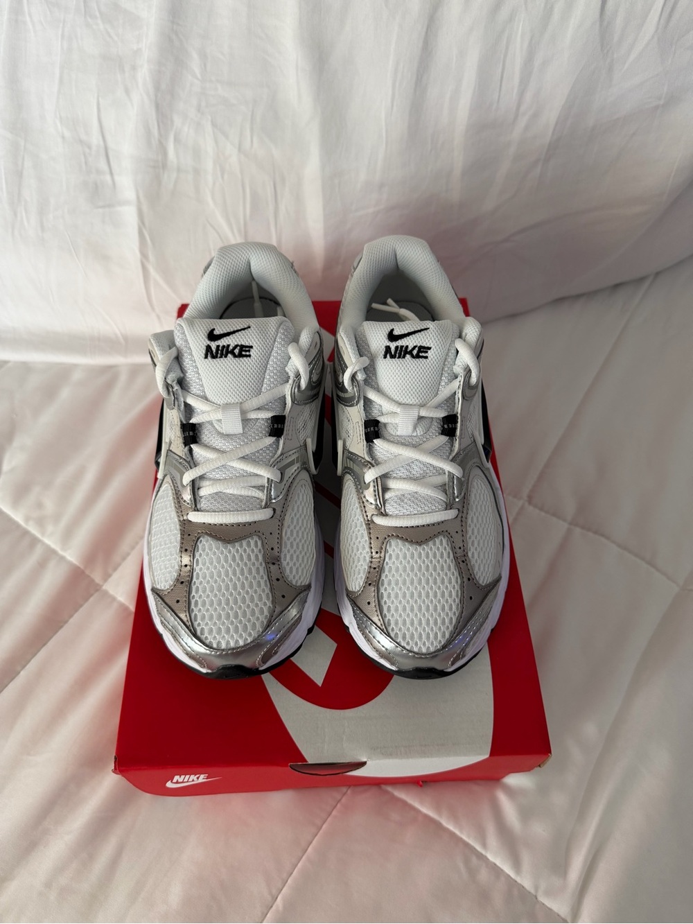NWT NIKE V5 RNR (Black/White/Vast Grey) Women’s Size 8